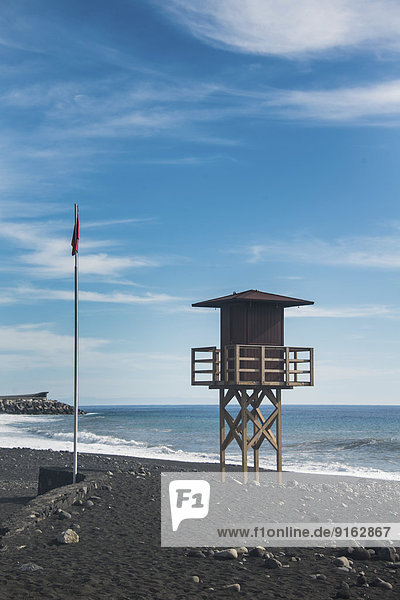 Wachturm am Strand  rote Fahne  Tazacorte  La Palma  Kanarische Inseln  Spanien