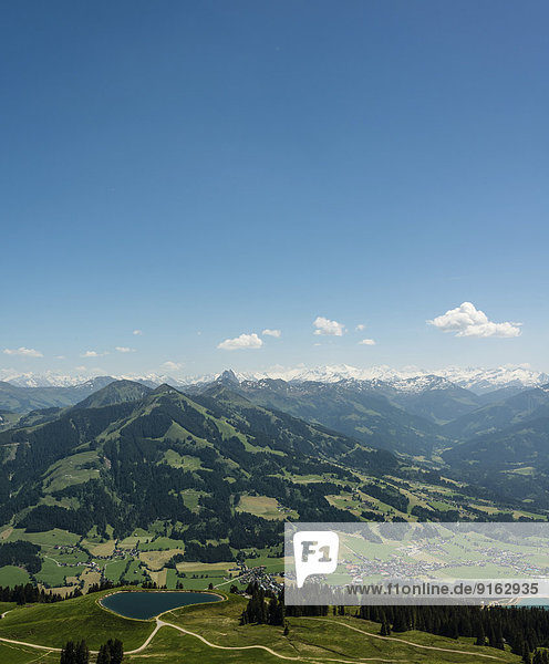 Alpen mit Speichersee im Sommer  Brixen im Thale  Tirol  Österreich