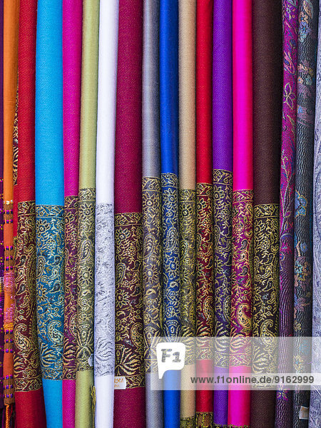 Muster bunt Dekoration Stoff verkaufen Marrakesch Markt Marokko