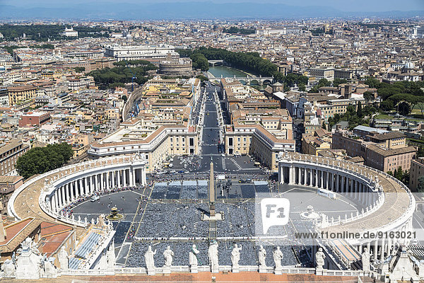 Ausblick auf Petersplatz oder Piazza San Pietro und Rom von der Kuppel des Petersdoms  Vatikan  Rom  Latium  Italien
