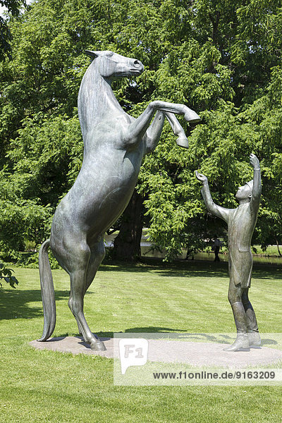 Skulptur von einem Pferd und einem Dompteur im Park von Schloss Celle  Celle  Niedersachsen  Deutschland