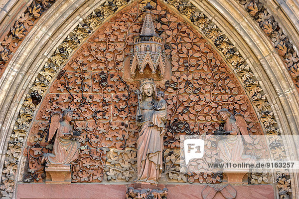 Eingang Engel Gotik Regenwald Jungfrau Maria Madonna Deutschland Hessen Portal