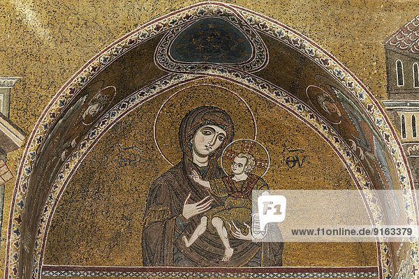 Maria mit Jesuskind  byzantinisches Goldgrund-Mosaik in der Kathedrale Santa Maria Nuova  Monreale  Provinz Palermo  Sizilien  Italien