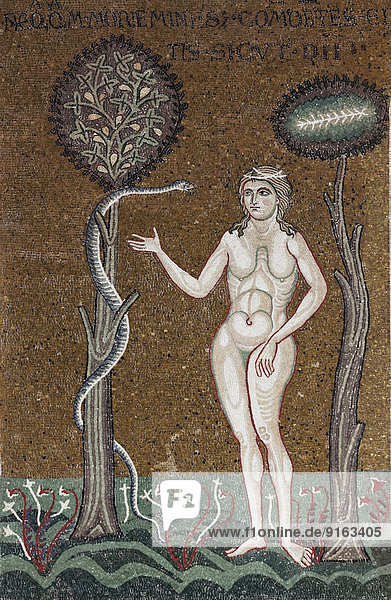 Eva im Paradies  wird von der Schlange verführt  byzantinisches Goldgrund-Mosaik in der Kathedrale Santa Maria Nuova  Monreale  Provinz Palermo  Sizilien  Italien