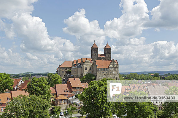 Schloss und Stiftskirche St. Servatii mit Stiftsgebäuden auf dem Schlossberg  Quedlinburg  Sachsen-Anhalt  Deutschland