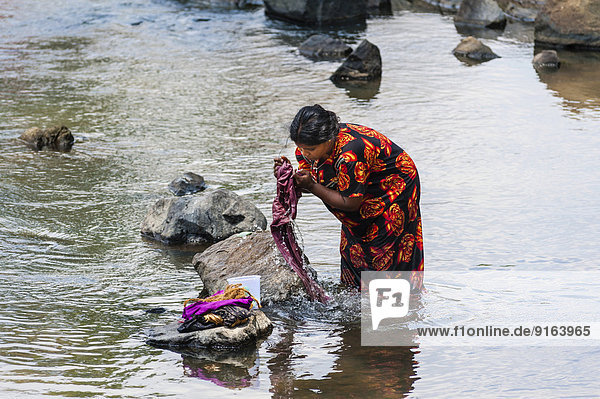 Indische Frau wäscht Wäsche in einem Fluss  Tamil Nadu  Indien