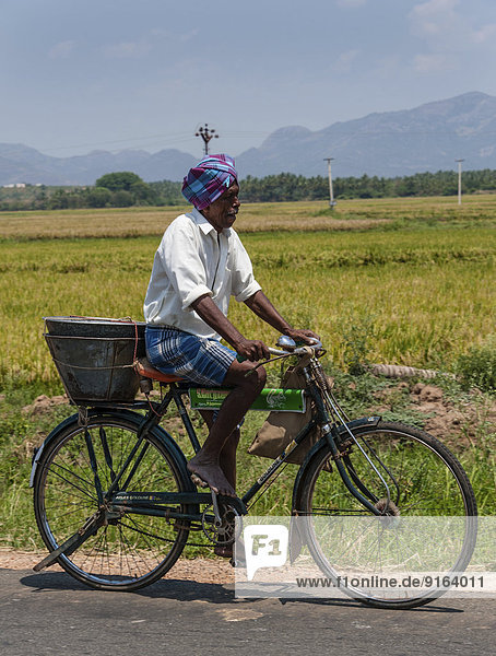Indischer Mann fährt Fahrrad  Uttamapalaiyam  Tamil Nadu  Indien