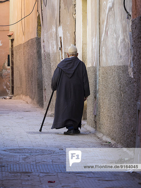Alter Mann läuft in einer Gasse in der Medina,  Marrakesch,  Marrakech-Tensift-Al Haouz,  Marokko