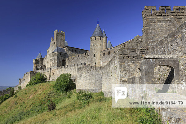 Wehrtürme und Eingangstor Port d'Aude der mittelalterlichen Festungsanlage Carcassonne  Chateau Comtal  Cite de Carcassonne  Carcassonne  Département Aude  Languedoc-Roussillon  Frankreich