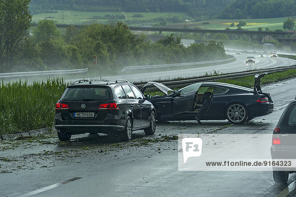 Unfall bei starkem Regen und schlechter Sicht  ein PKW ist ins Schleudern geraten  Autobahn A9  bei Thalmässing  Mittelfranken  Franken  Bayern  Deutschland