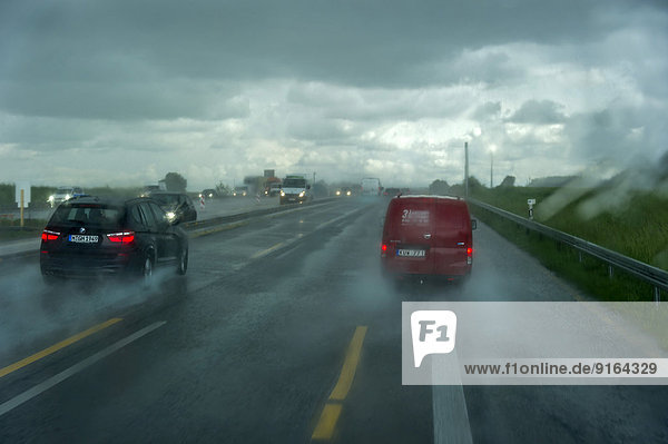 Straßenverkehr bei starkem Regen und schlechter Sicht  Autobahn A9  bei Pfaffenhofen  Oberbayern  Bayern  Deutschland