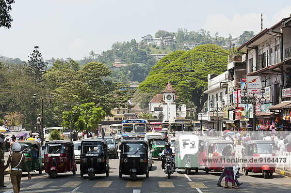 Mensch Menschen gehen Fernverkehrsstraße Kandy Sri Lanka