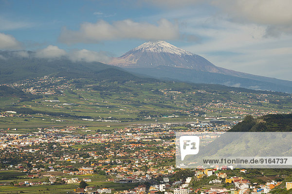 Panorama vom Mirador de Jardina nach San Cristobal de La Laguna dahinter der Pico de Teide 3718 m Teneriffa Kanarische Inseln Spanien