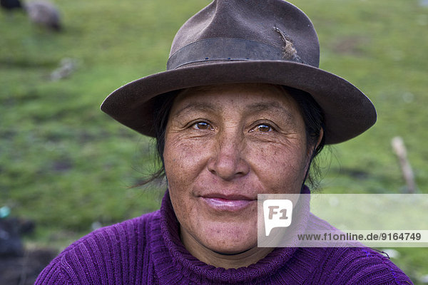 Freundliche Quechua-Indianerin mit Hut  Porträt  Cordillera Huayhuash  Nordperu  Peru