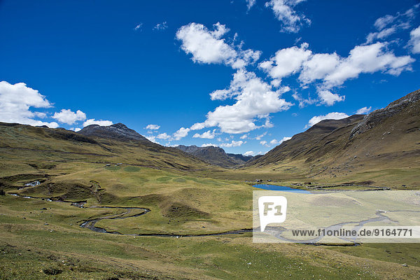 Hochtal mit Flusslauf und kleinem See  Gebirgszug Cordillera Huayhuash  Anden  Nordperu  Peru