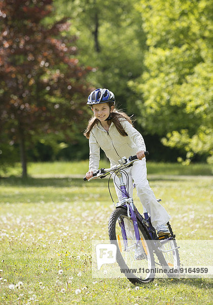 Mädchen fährt mit Fahrrad