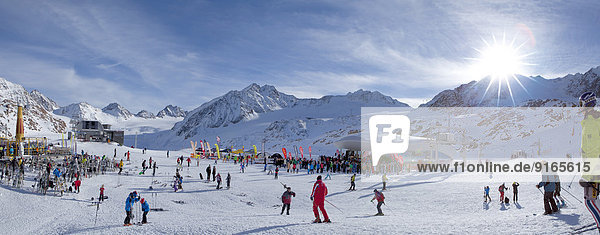 Skifahrer im Pitztal  Tirol  Österreich