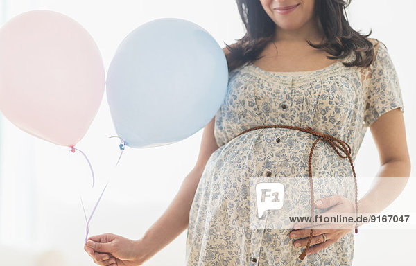 Frau tragen Luftballon Ballon Hispanier Schwangerschaft