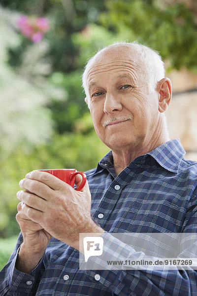 Außenaufnahme Senior Senioren Europäer Mann Tasse Kaffee freie Natur