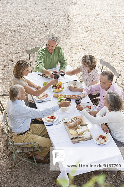 Außenaufnahme Zusammenhalt Freundschaft essen essend isst freie Natur