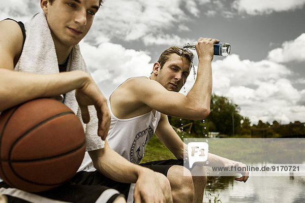Porträt zweier junger Basketballspieler beim Ausruhen