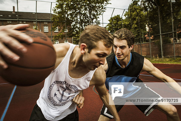 Zwei junge Basketballspieler beim Duell