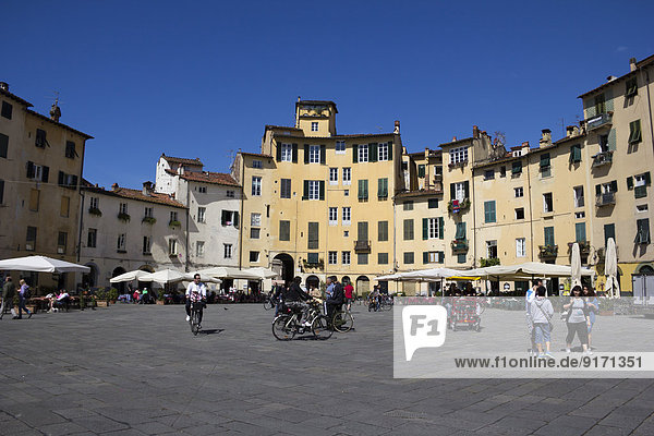 Italien  Toskana  Provinz Lucca  Lucca  Altstadt  Platz  Piazza dell'anfiteatro