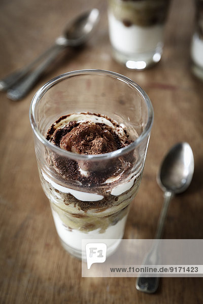 Glas zuckerfreies Rhabarberquark-Dessert mit geriebenem Schwarzbrot