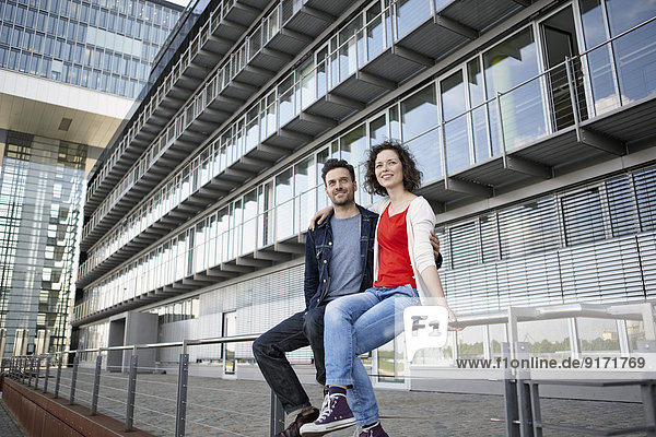 Deutschland  Nordrhein-Westfalen  Köln  Ehepaar vor der Fassade am Rheinauhafen