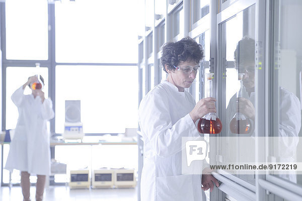 Zwei Chemikerinnen im Labor