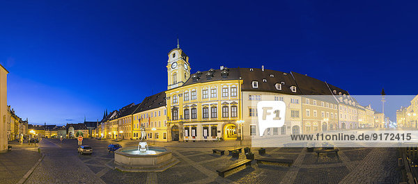 Tschechien  Cheb  Blick auf den Marktplatz mit neuem Rathaus bei Nacht