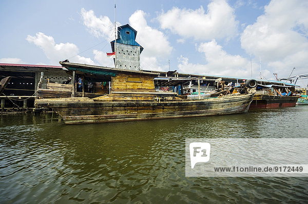 Indonesien  Riau Inseln  Bintan Insel  Fischerdorf  Fischerboot