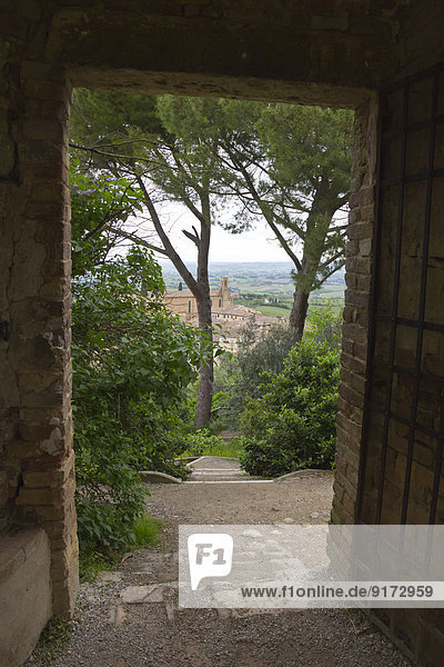 Italien  Toskana  San Gimignano  Blick durch offenes Gittertor zur Stadt
