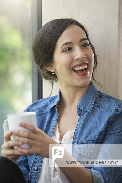 Porträt einer kreativen Geschäftsfrau bei einer Kaffeepause