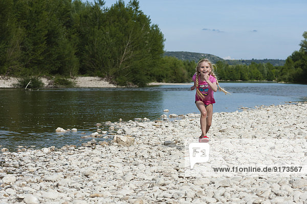 Frankreich  Languedoc Roussillon  Gard  Mädchen  Laufen vor dem Gardon River