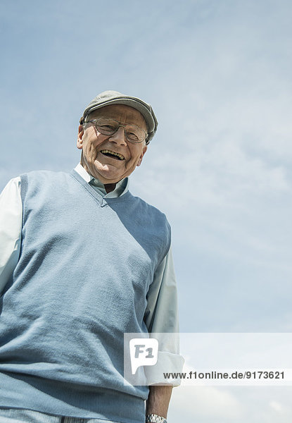 Porträt eines glücklichen alten Mannes mit Mütze