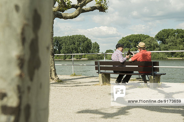 Deutschland  Rheinland-Pfalz  Worms  zwei alte Freunde sitzen auf der Bank an der Rheinpromenade