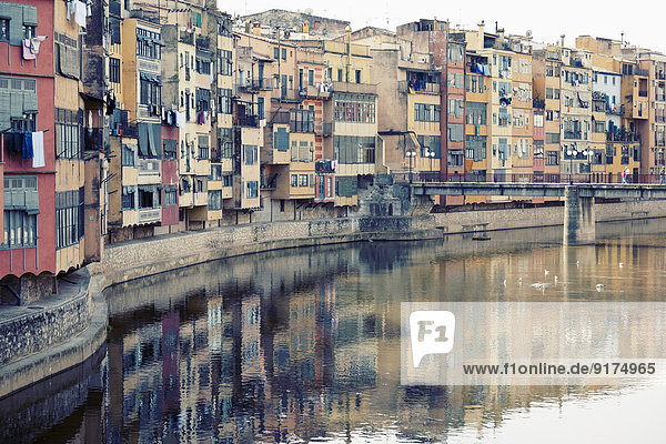 Spanien  Katalonien  Provinz Girona  Blick auf den Fluss Onyar und die Häuserreihe in Girona
