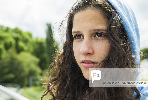 Porträt einer jungen Frau mit Kapuze