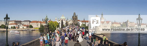 Tschechien  Prag  Menschen auf der Karlsbrücke