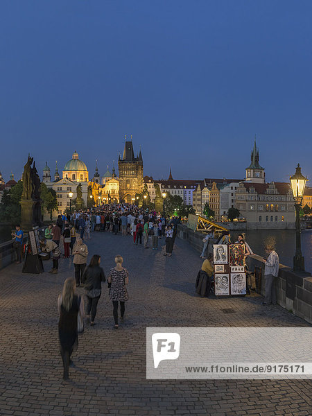 Tschechien  Prag  Menschen auf der Karlsbrücke am Abend