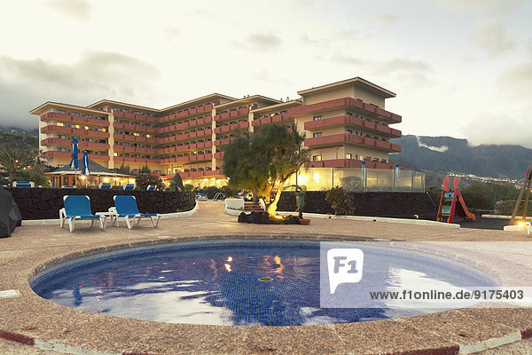 Spanien  Kanarische Inseln  La Palma  Schwimmbad mit Hotel im Hintergrund