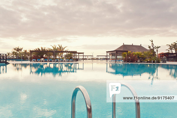 Spanien  Kanarische Inseln  La Palma  Fuencaliente  Schwimmbad eines Hotels