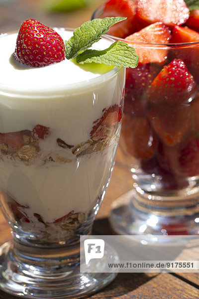 Erdbeeren im Glas und Erdbeeren mit Joghurt und Müsli im Glas  garniert mit Zitronenmelisse