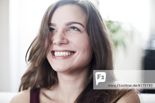 Porträt der lachenden jungen Frau zu Hause