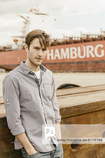 Deutschland  Hamburg  Hafencity  junger Mann im Hafen