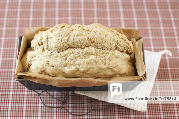 Brotpfanne mit frischem hausgemachtem Hefebrot auf Kühlgitter