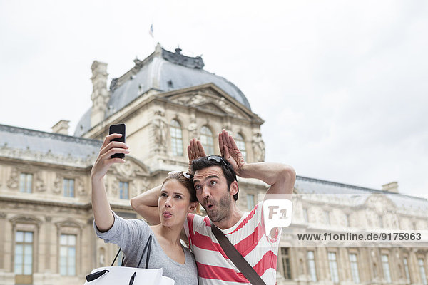 Frankreich  Paris  Paar fotografiert sich selbst mit Smartphone