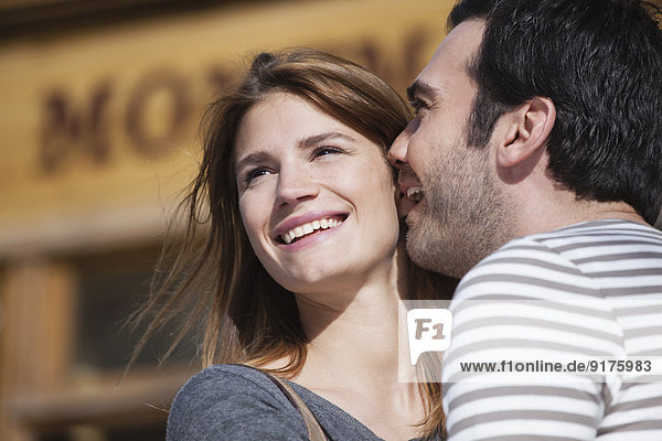 Frankreich  Paris  Porträt des glücklichen Paares mit Spaß