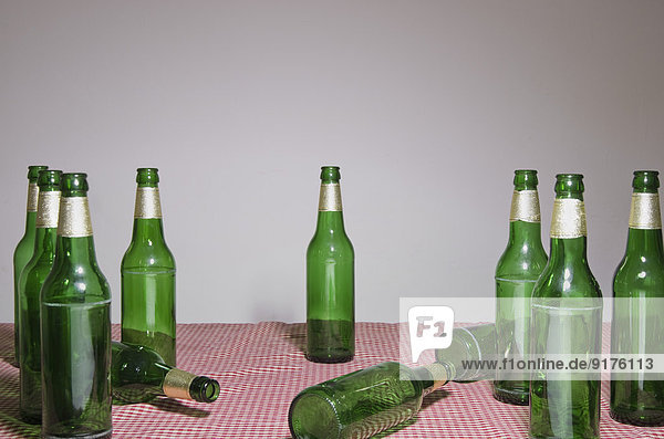 Leere Bierflaschen auf dem Tisch